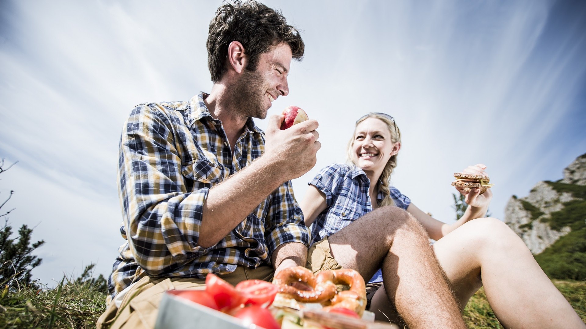 Mit das schönste an einer Wanderung - die wohlverdiente Brotzeit am Berg(gipfel)! Besonders  gut, wenn die mitgebrachte Brotzeit möglichst regional und saisonal ist und in wiederverwendbaren Dosen verpackt ist.   Übrige Brotzeit und Abfälle wieder in den Rucksack packen und mit ins Tal nehmen und den Abfall ordnungsgemäß entsorgen., © Tölzer Land Tourismus|Hansi Heckmair