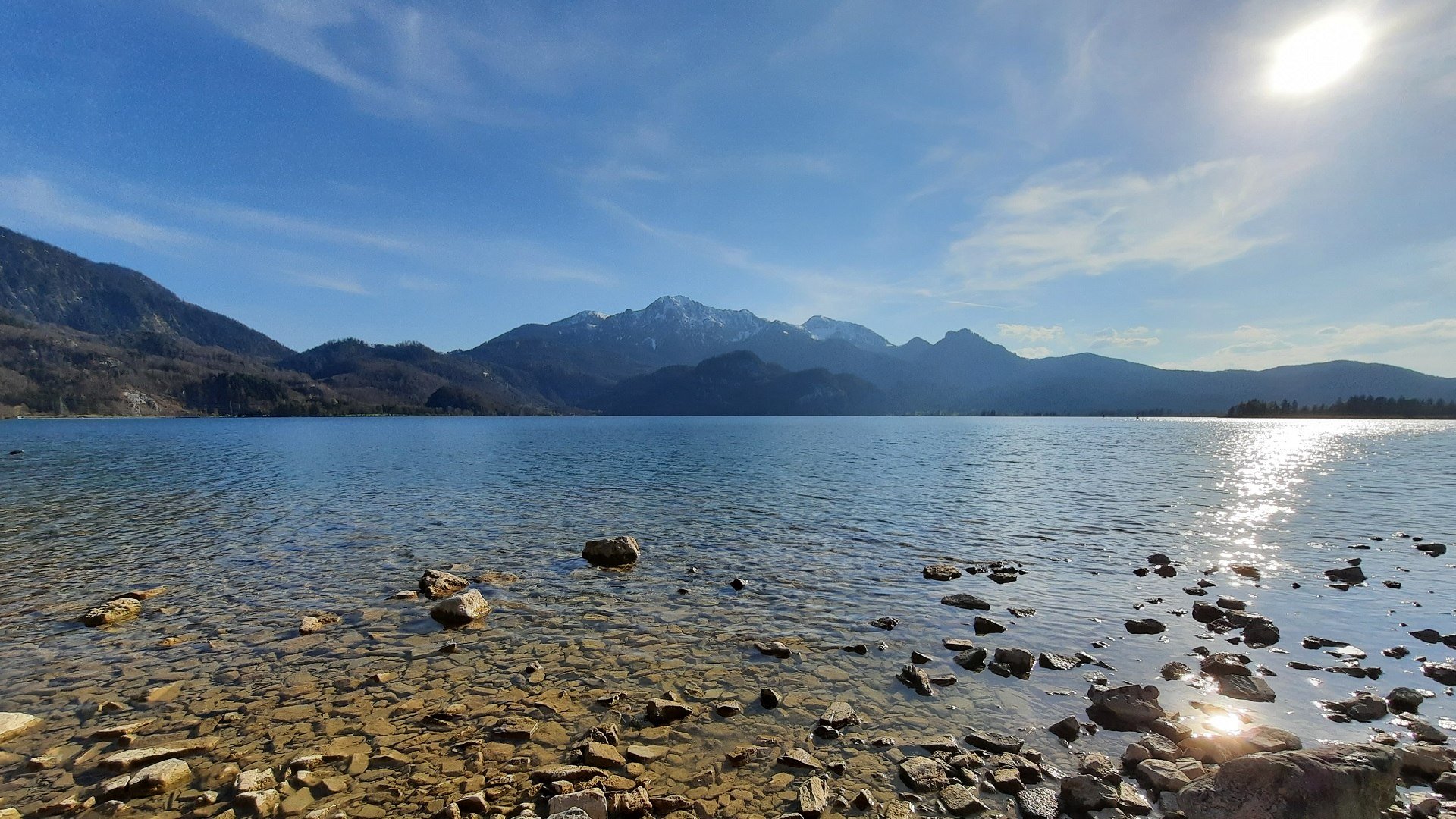 Der Kochelsee ist ein hochsensibles Vogelschutzgebiet - deshalb dürfen Schilf- und Uferzonen nicht betreten oder mit Wasserfahrzeugen jeglicher Art befahren werden. , © Landratsamt Bad Tölz-Wolfratshausen|Hannah Heither