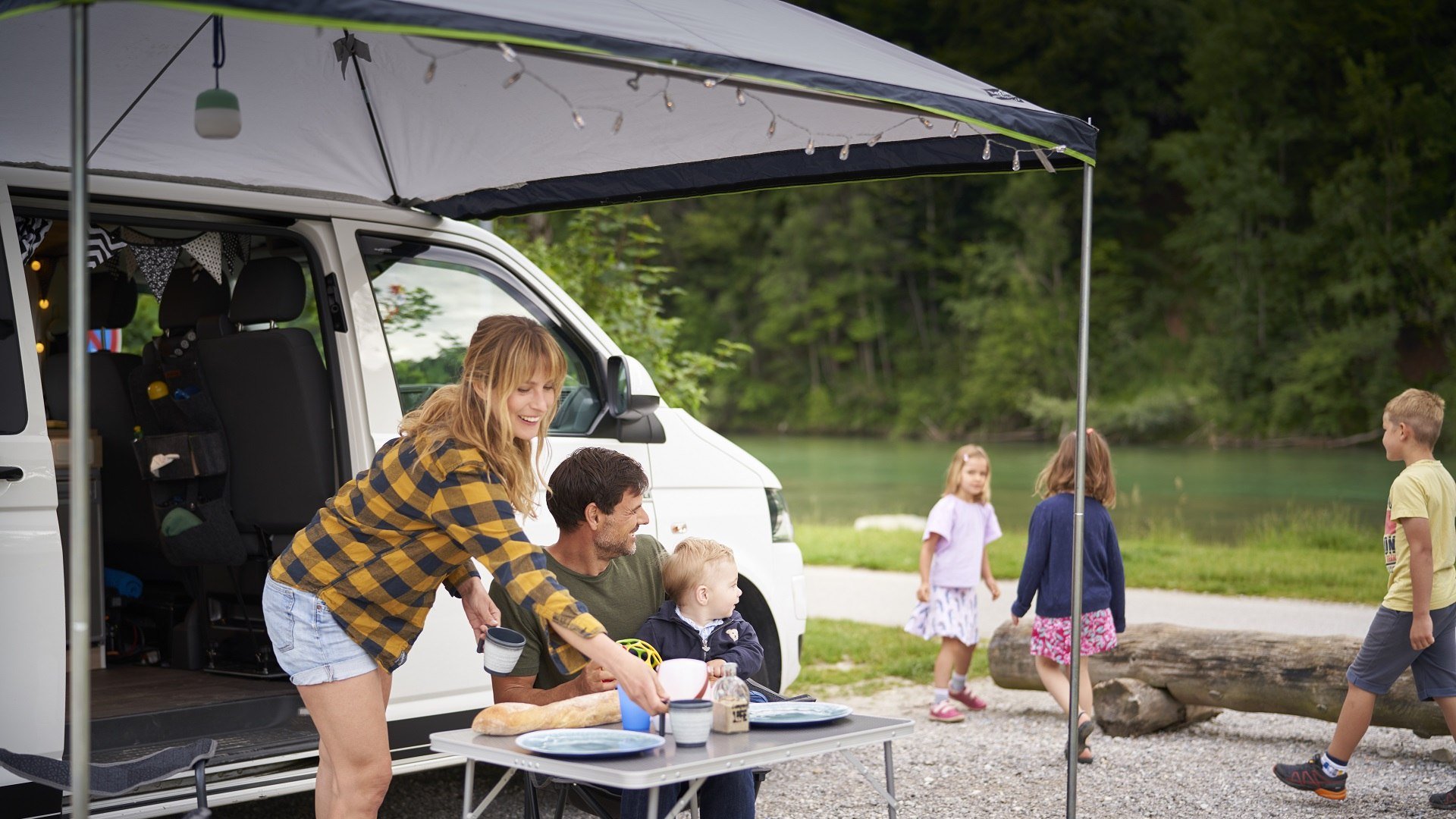 Diese Familie genießt die Freiheit an der Isar auf dem ausgewiesenen Wohnmobilsellplatz in Bad Tölz, © Tölzer Land Tourismus/Stadt Bad Tölz|Jan Greune