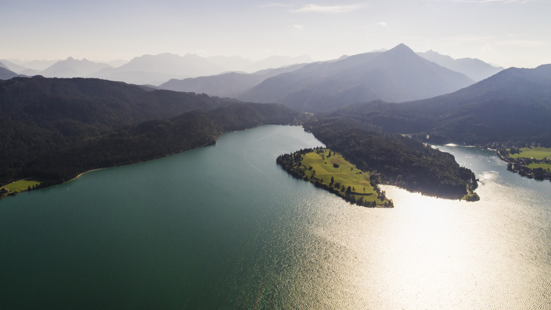 Mitten im Landschaftsschutzgebiet liegt der größte Gebirgssee Deutschlands mit Trinkwasserqualität am südlichen Zipfel des Landkreises Bad Tölz Wolfratshausen., © Archiv Tölzer Land Tourismus|Peter v. Felbert